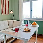Champagne Vibes In - By Misha's Place 5c شقة