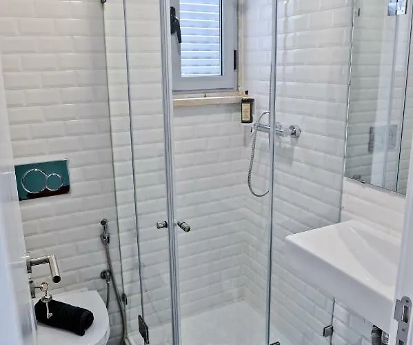 Champagne Vibes In - By Misha's Place 5c Lisboa